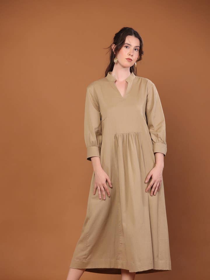 Abito Elizabeth in cammello per la vendita all'ingrosso da parte di Pana Mina