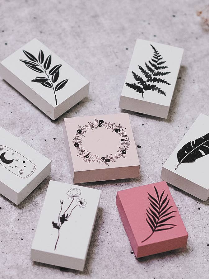 Holzständer mit 72 Stempeln (24 Designs je 3 Stück) für den Großhandel von Graine Créative