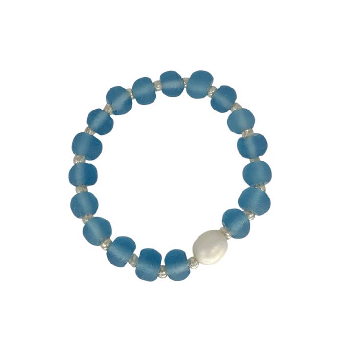 Återvunnet havsstrandglas stretcharmband pärlblå för wholesale av Maka Imports