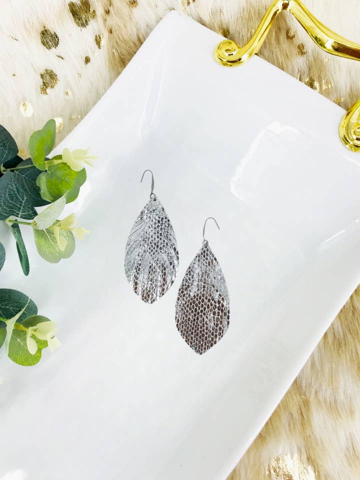 Metallisk sølv slangeskind læder øreringe - E19-1856 for engroshandel hos Magnolia & Peach Jewelry Boutique, LLC