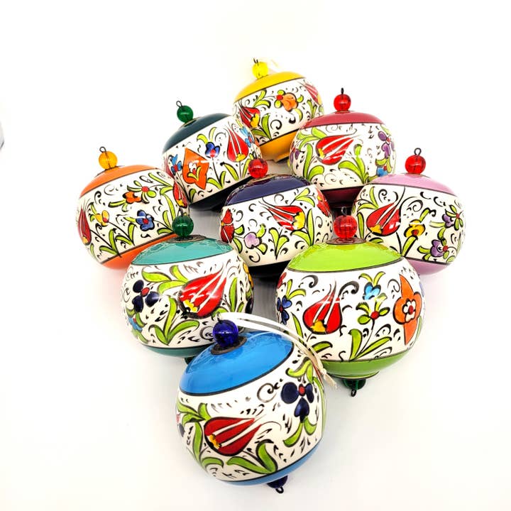 Keramische kerstbal hanger in diverse kleuren voor wholesale door Eclectic Woodchuck