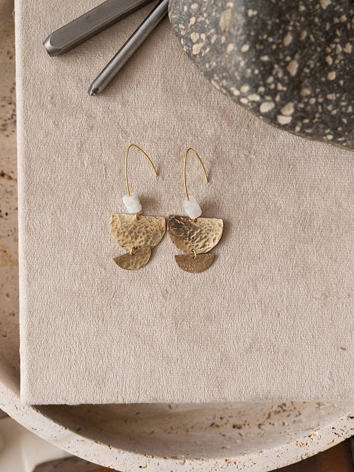 Nomade - Boucles d'oreilles en laiton martelé et pierre de lune pour la vente par Found & Feral