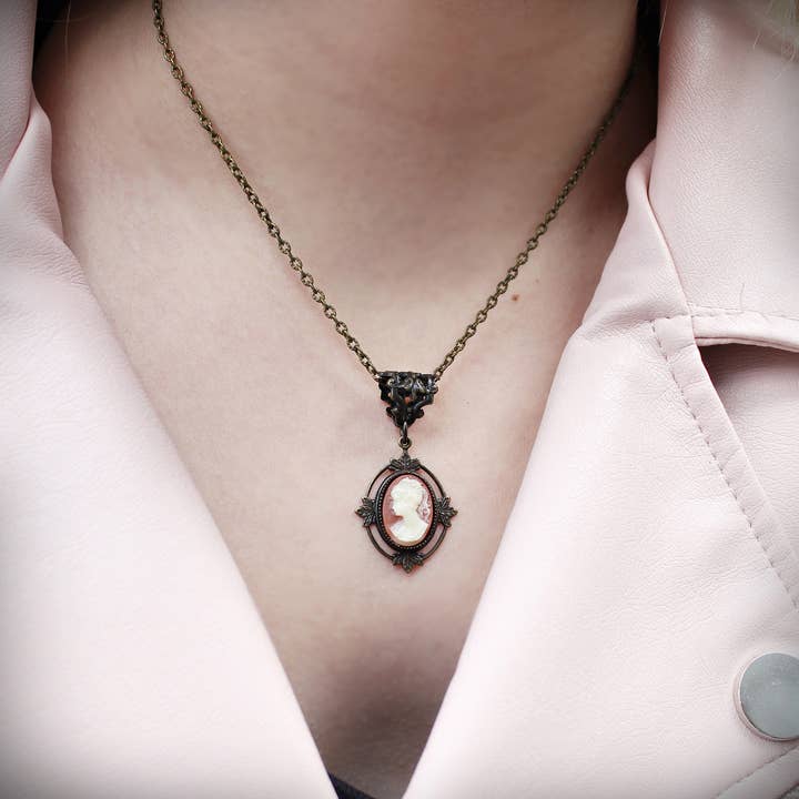 Circa 1890 - Wholesale Pendant/Charm Necklace - Traditional Shell Color Cameo Pendant Necklace