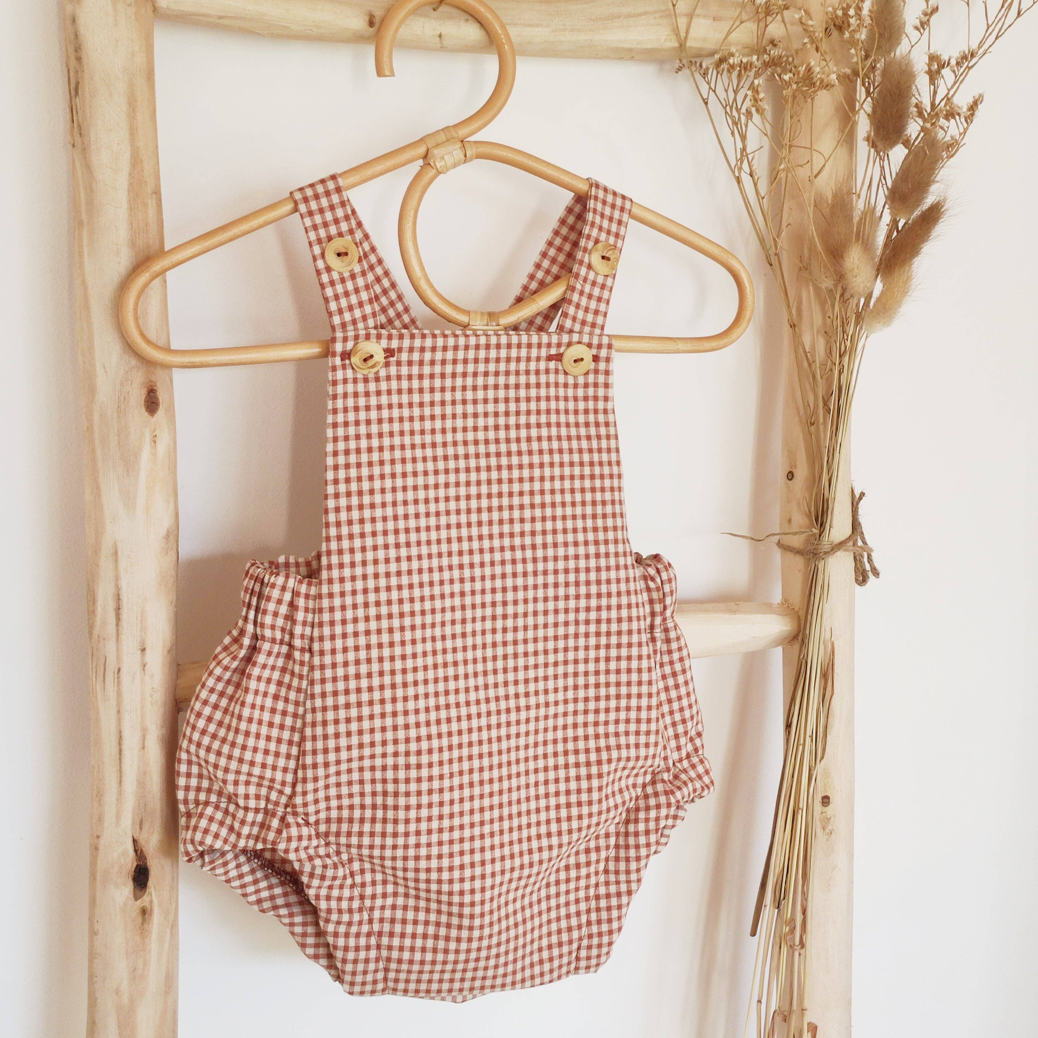 Les p'tites Merveilles de Bérénice - Vente Salopette – bébé - Salopette bloomer bébé "Eden" évolutive en serrsucker vichy3