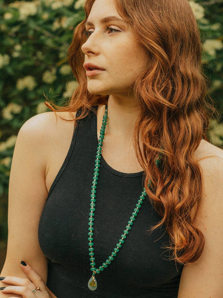 Collar largo de calcedonia verde con hoja de ginkgo para venta al por mayor de Xander Kostroma