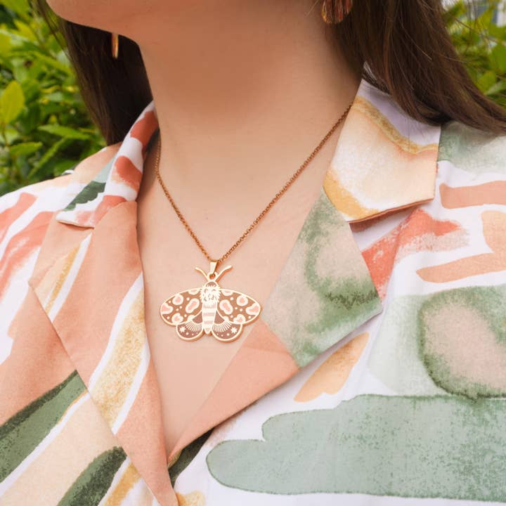 Mot emaille hanger ketting voor wholesale door Ocean Hughes