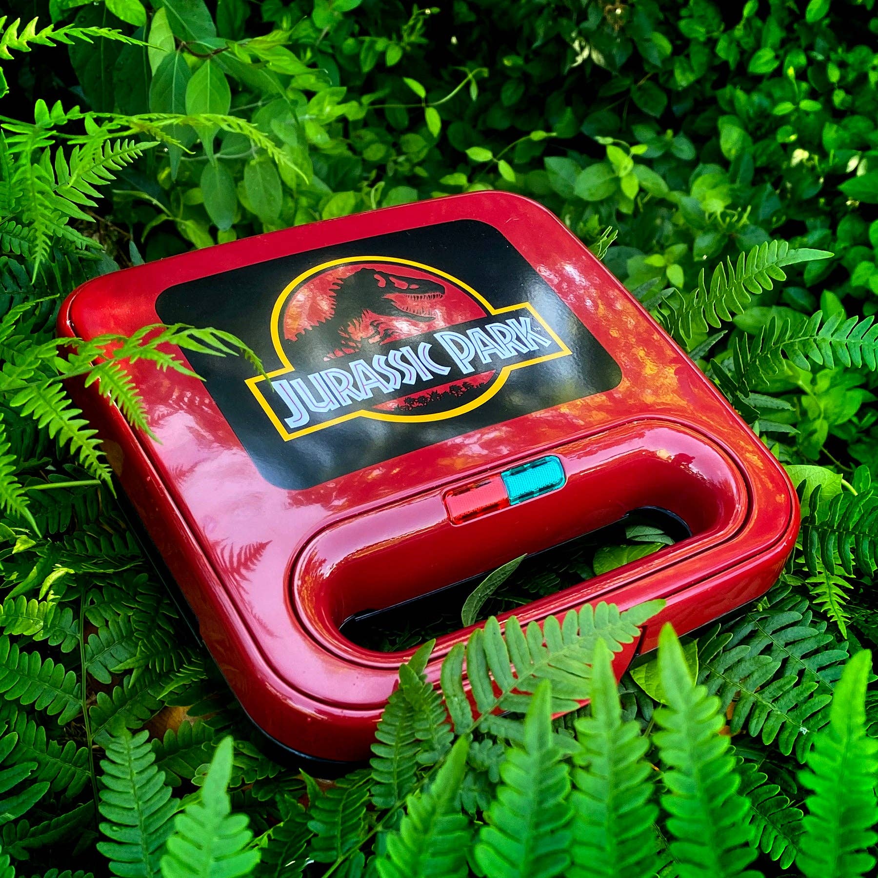 Uncanny Brands - Vente Appareils électroménagers - Machine à fromage grillé Jurassic Park Uncanny Brands6