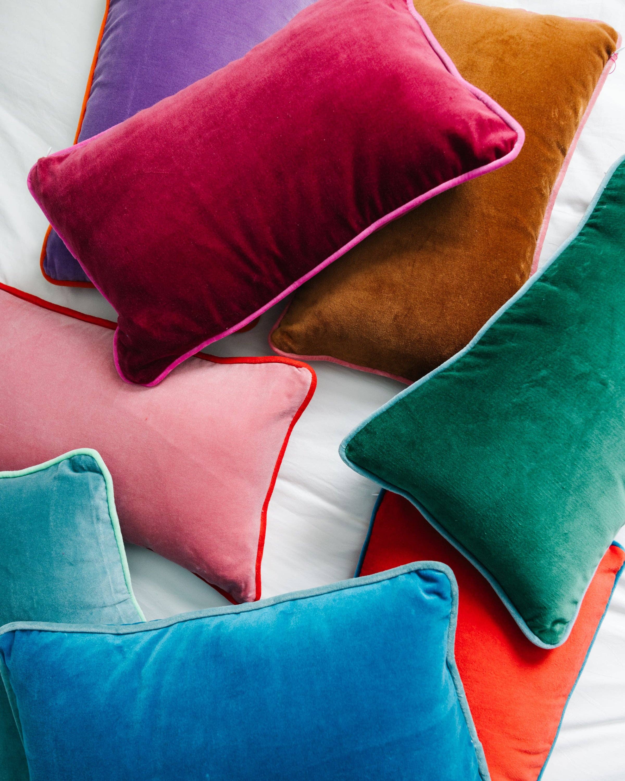 Furbish Studio – wholesale Svankstödskudde – Charliss Sammetryggkudde - Ljusrosa + Körsbär - Endast Överdrag1