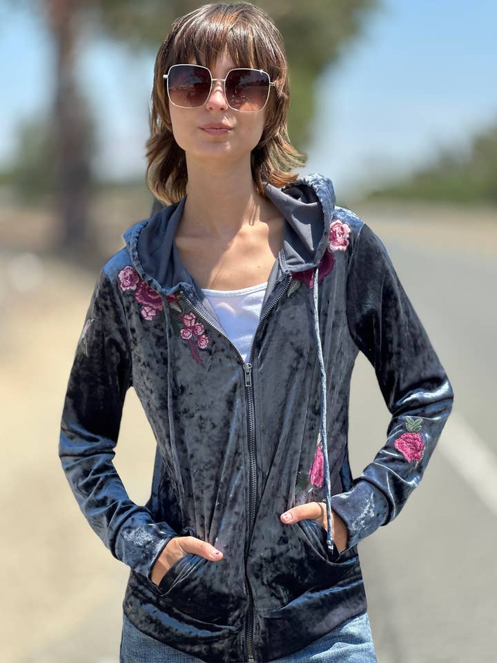 Pull à capuche brodé pour la vente par Billy T