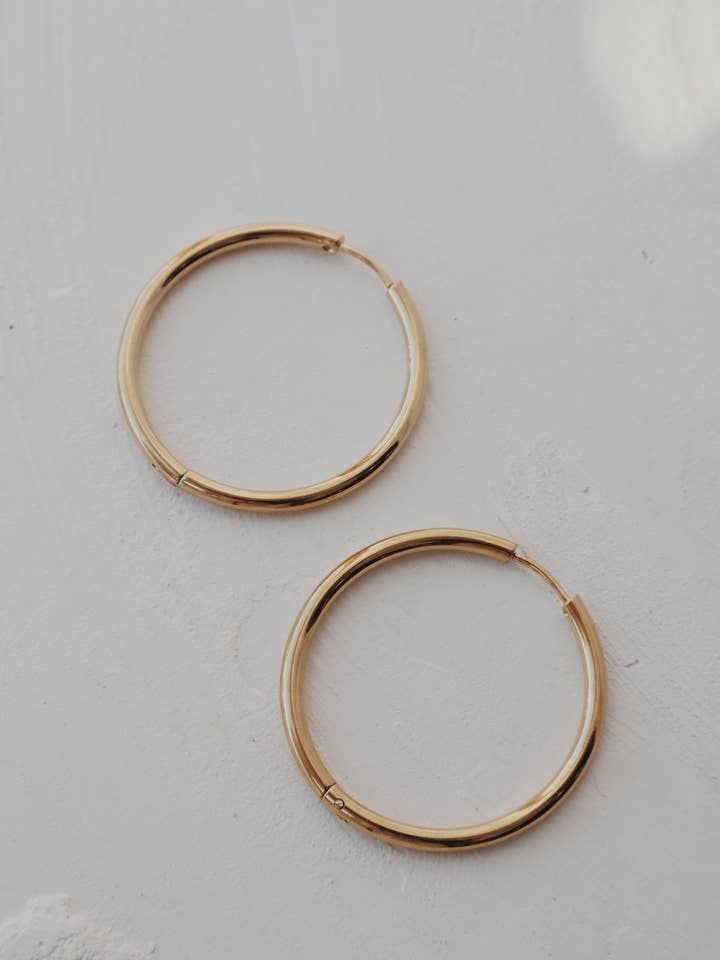 Orecchini a cerchio Huggie Lydia per la vendita all'ingrosso da parte di Olive Branch Jewelry & Co.