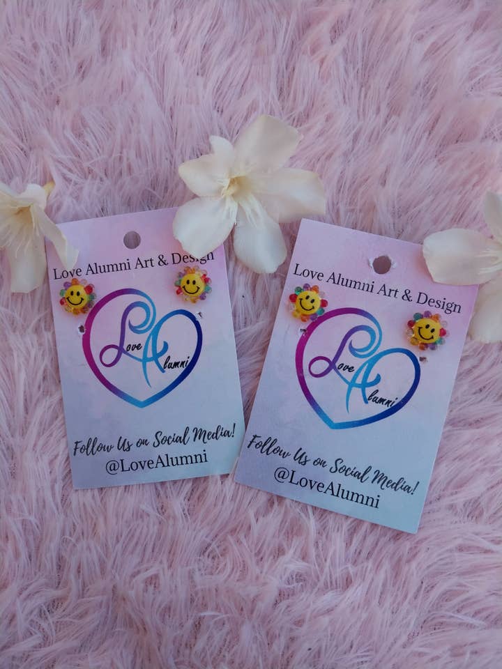 Orecchini a bottone sorridenti a forma di fiore placcati in oro 18 carati per la vendita all'ingrosso da parte di Love Alumni Art & Design