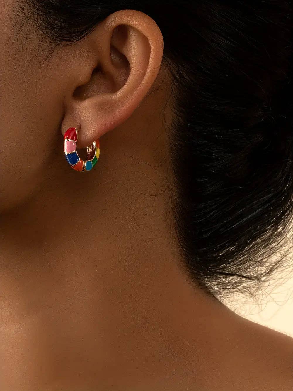 Huis Van Merken - Wholesale Oorringen - Hoopoorbellen met kleurrijk emailleontwerp0