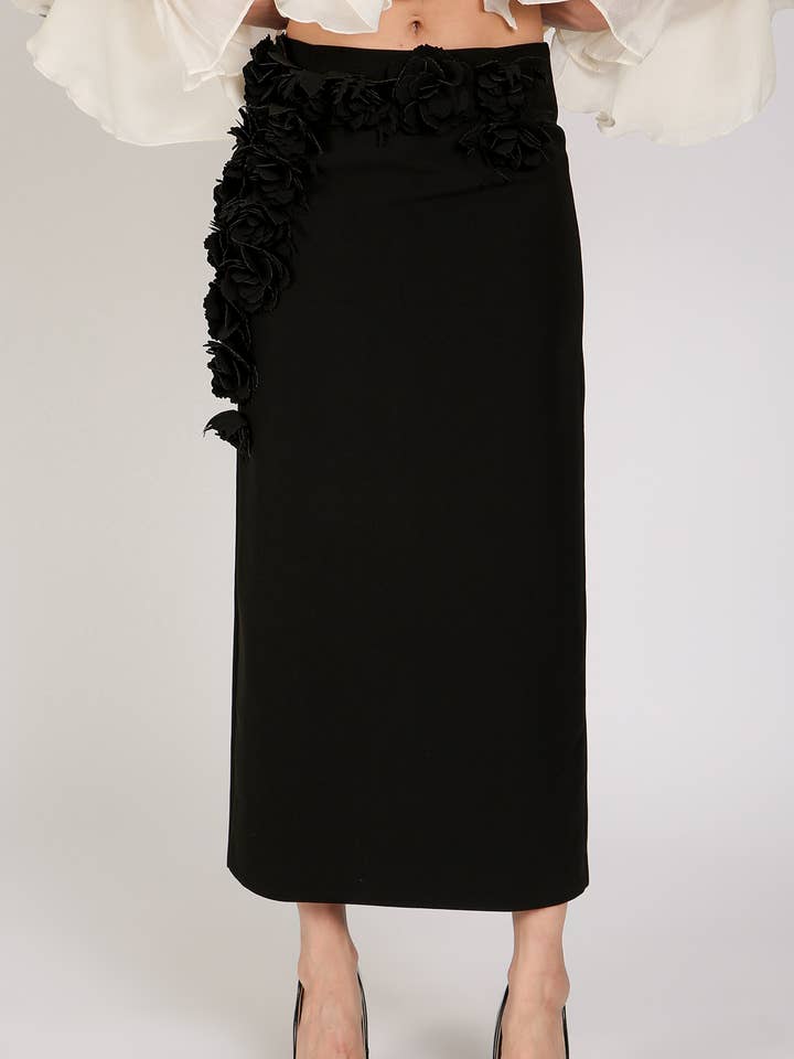 Rynket blomsterdetalje højttaljet pencil maxinederdel QC5045 for engroshandel hos Beulah Style