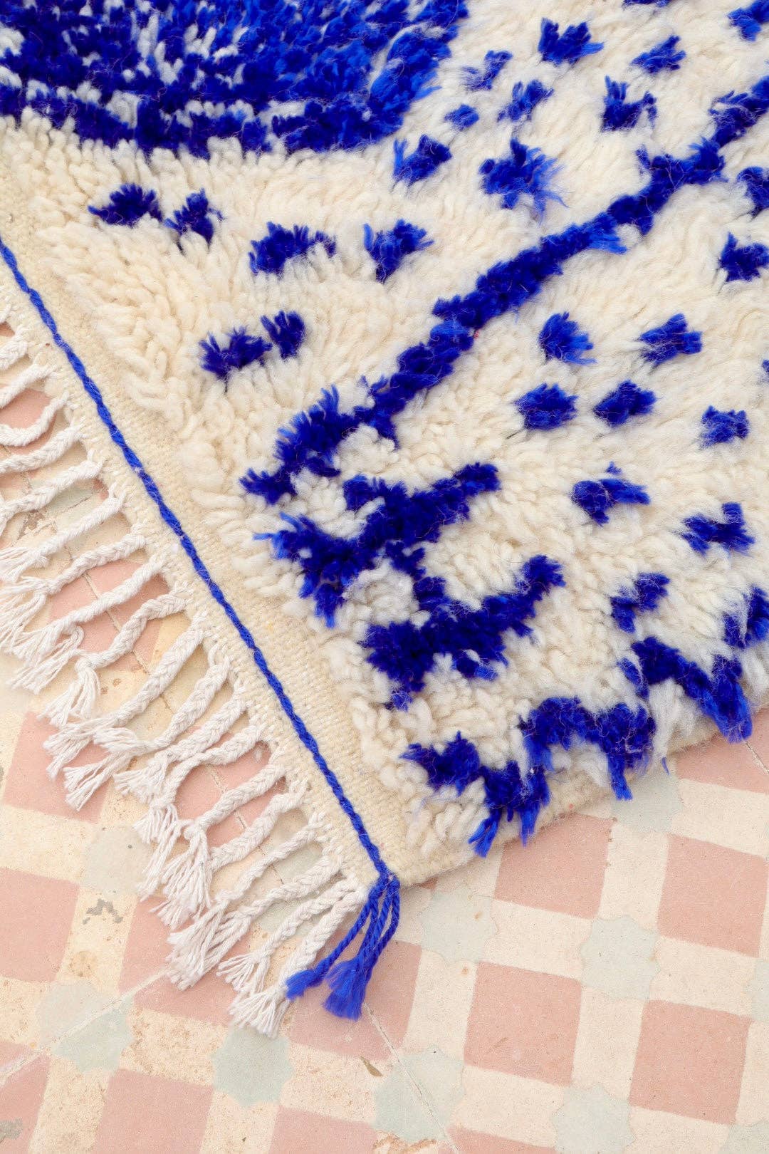 Néda - Wholesale Area Rug - Colorful Berber Rug Azilal White Klein Blue Patterns - 165 x 98 cm7