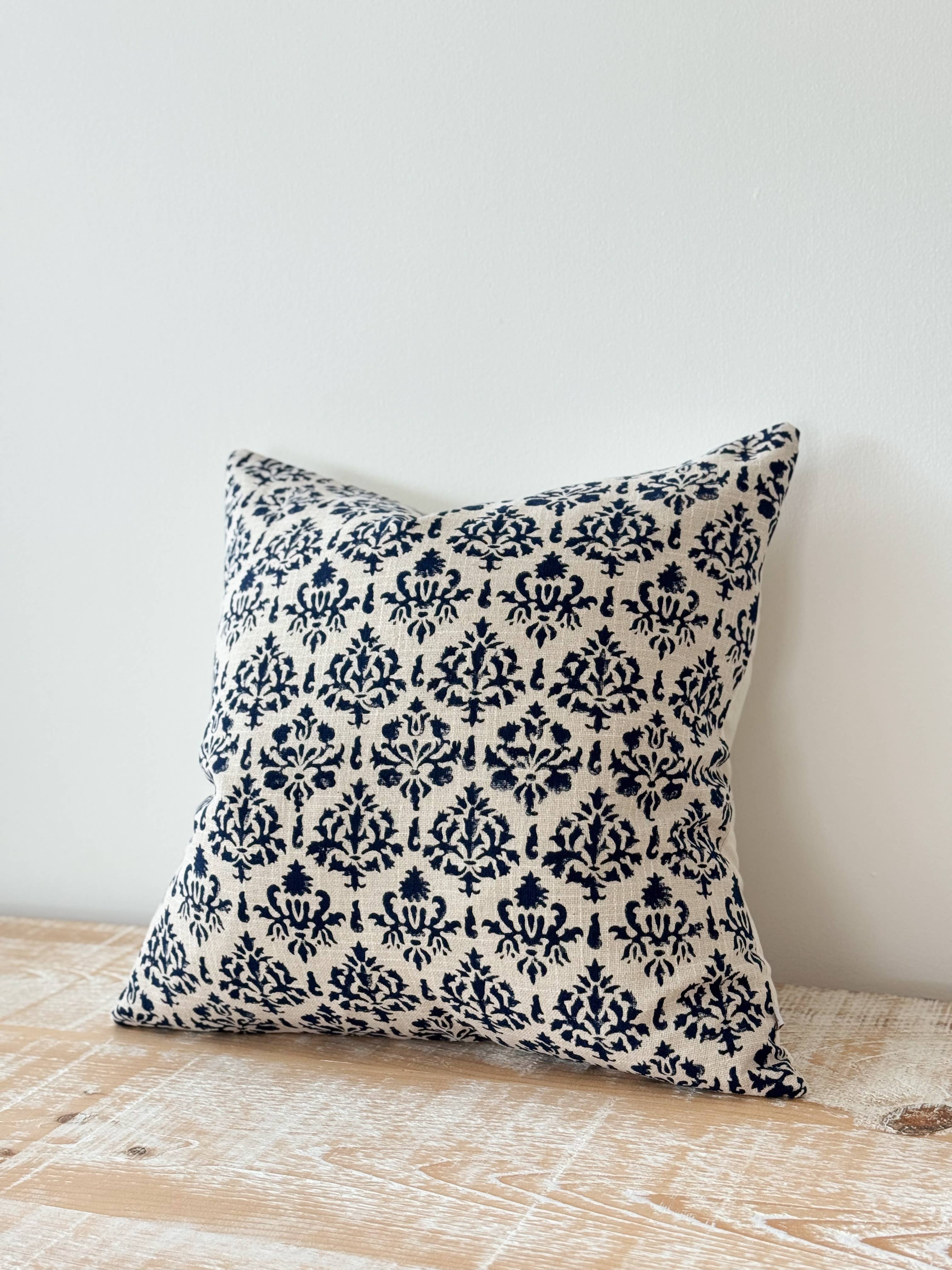 Ellenvale Trade – Engroshandel Pyntepudebetræk – Ivy Navy Print Pudebetræk 45 x 45 - 100% Bomuldsbetræk0