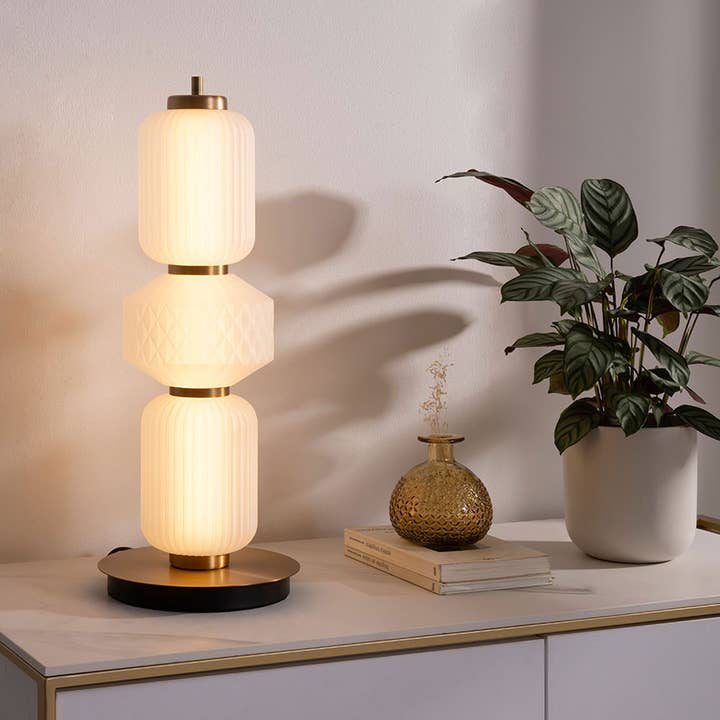 Boheme Tischlampe, mattweiß und goldgeschnitztes Glas. für den Großhandel von Gdeco