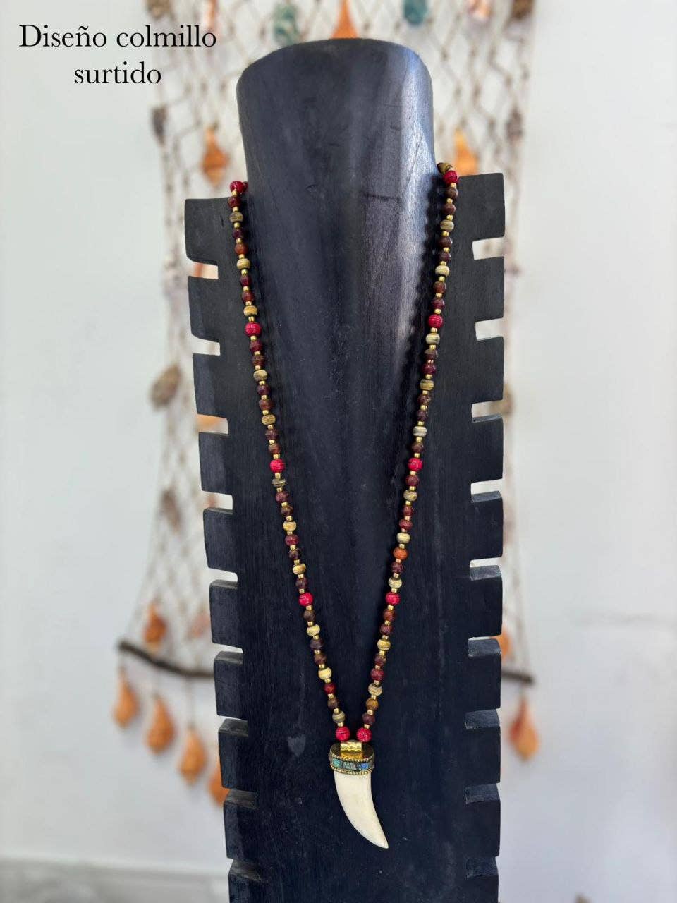 Hecho a mano – Engroshandel Halskæde med medaljon – Etniisk halskæde med farverige perler og elfenbenshorn0