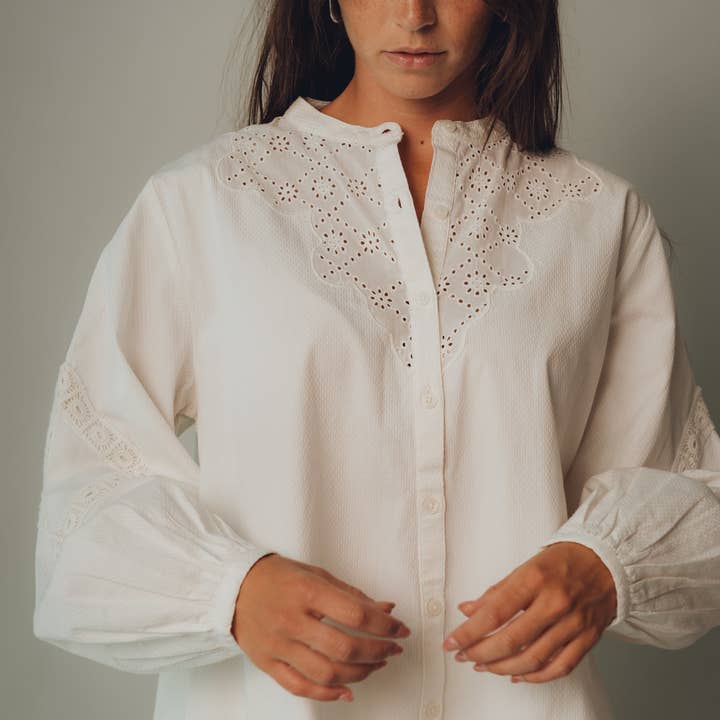 Camisa Clarice - Camisa lisa Bordados and other Purchase Wholesale biancheria la casa baricentro. Free Returns & Net 60 Terms on Faire trending on Faire.