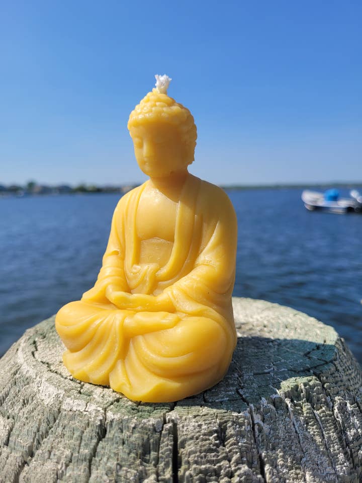 Candela in cera d'api Buddha seduto per la vendita all'ingrosso da parte di Radiant Angel Candle Co