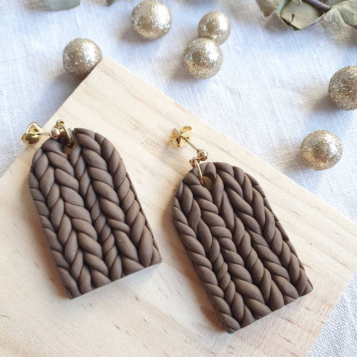 Tricot brun polymerlera örhängen för wholesale av L'Atelier de Fi