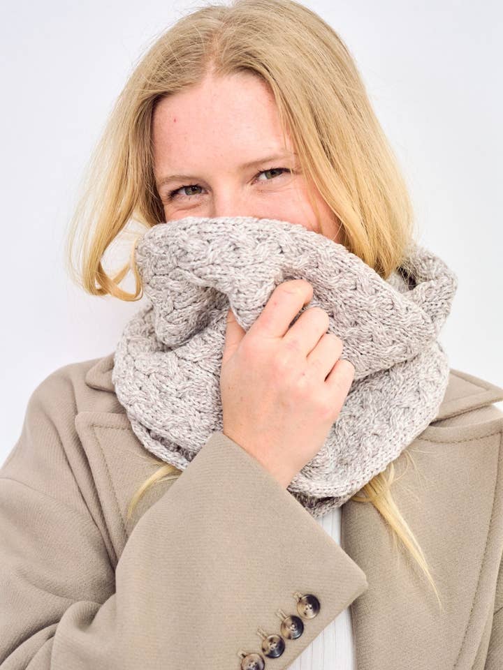 Redecilla tipo cable Newport Aran, color avena para venta al por mayor de Aran Woollen Mills