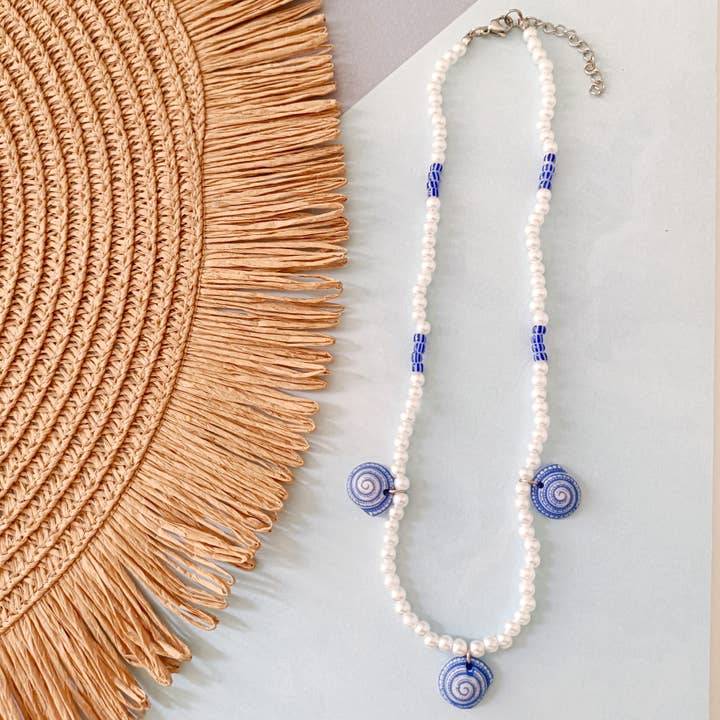 Collier de perles avec ammonite bleue | Collection été pour la vente par Kolorya