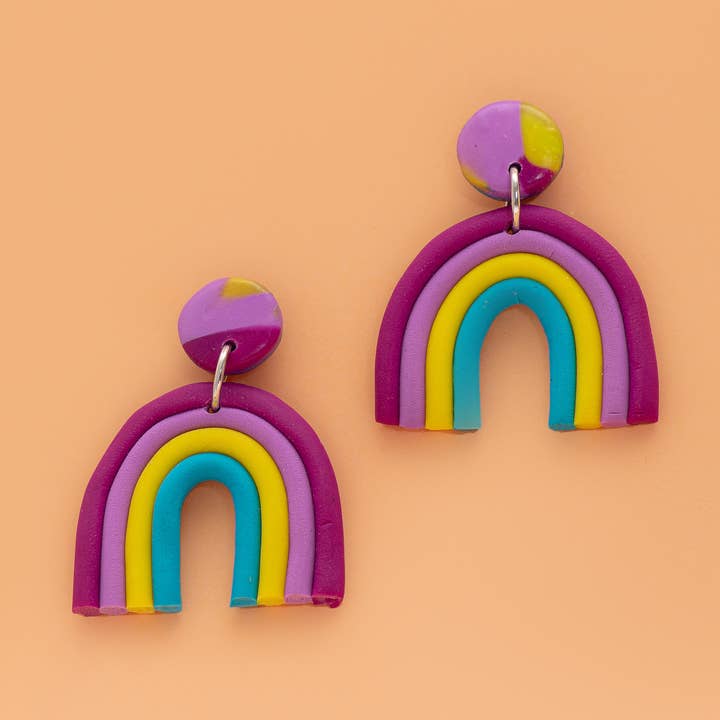 Boucles d'oreilles arc-en-ciel ludiques en quatre couleurs pour la vente par Thaiane Handmade Jewelry