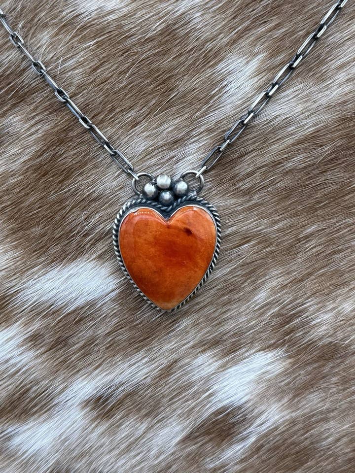 Navajo handgjord halsband i sterlingsilver med orange spiny oyster-hjärta, 20” för wholesale av Native City Jewelry