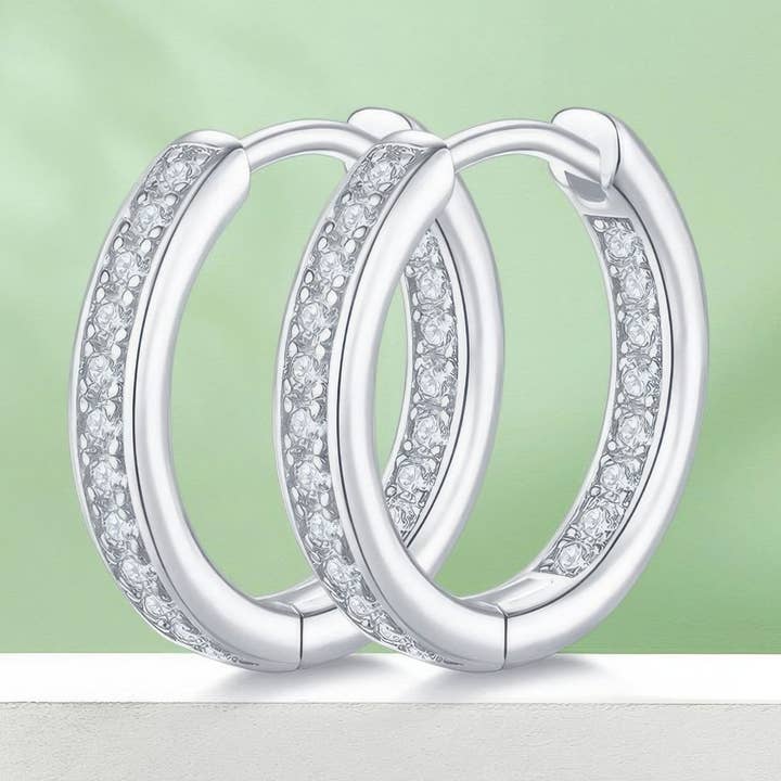 Orecchini a Lobo Moderni Geometrici in Moissanite | Cerchi in Argento Sterling 925 e ulteriori Risultati per cerchi argento 925 all'ingrosso. Resi gratuiti e termini di pagamento a 60 giorni su Faire in tendenza su Faire.