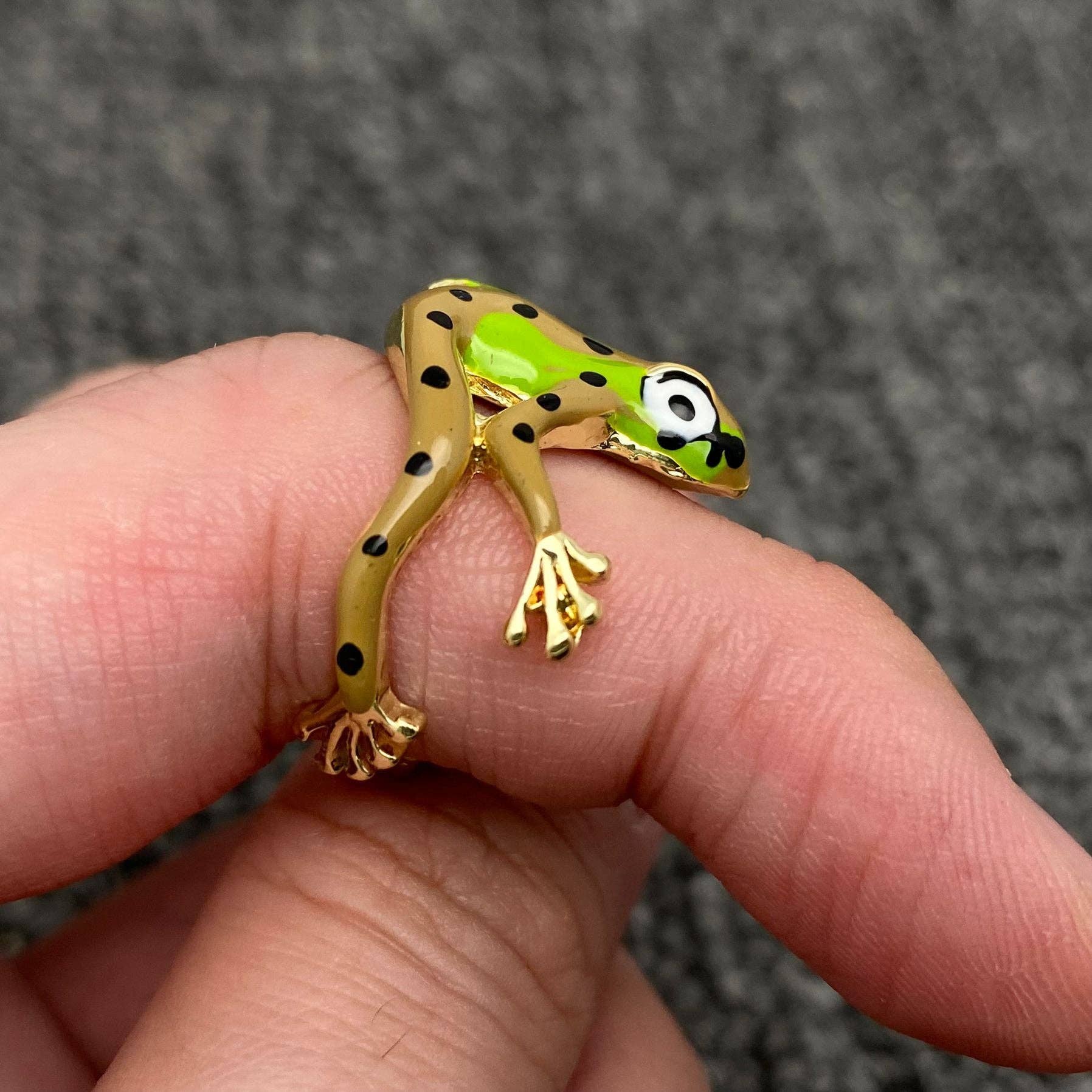 Mio Queena – wholesale Cocktail/statement ring – Funny Enamel Tree Frog Ring0