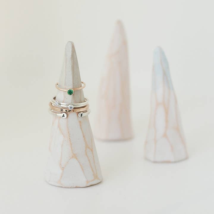 Meadowbelle – Großhandel Schmuckständer & -display – Halterung für Ringe. Keramikring Kegel. Geometrischer Berggipfel. Schale mit Ringen. Ring-Anzeige. Idee zur Verlobung Ehering-Halter. Schmuck-Organisation2