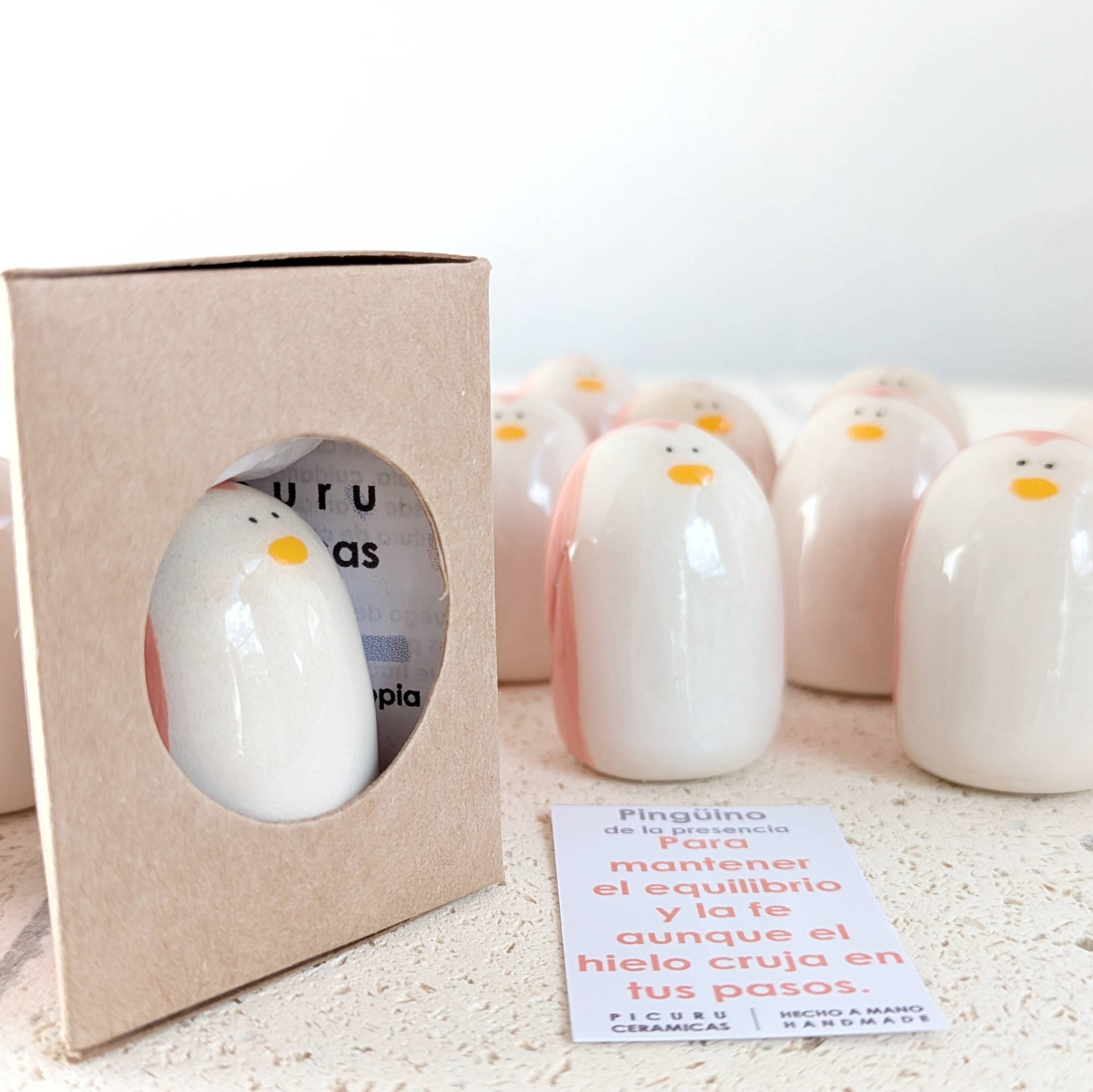 Picuru ceramicas - Vente Figurine décorative - Amulette Pingouin de la Présence (5 langues)4