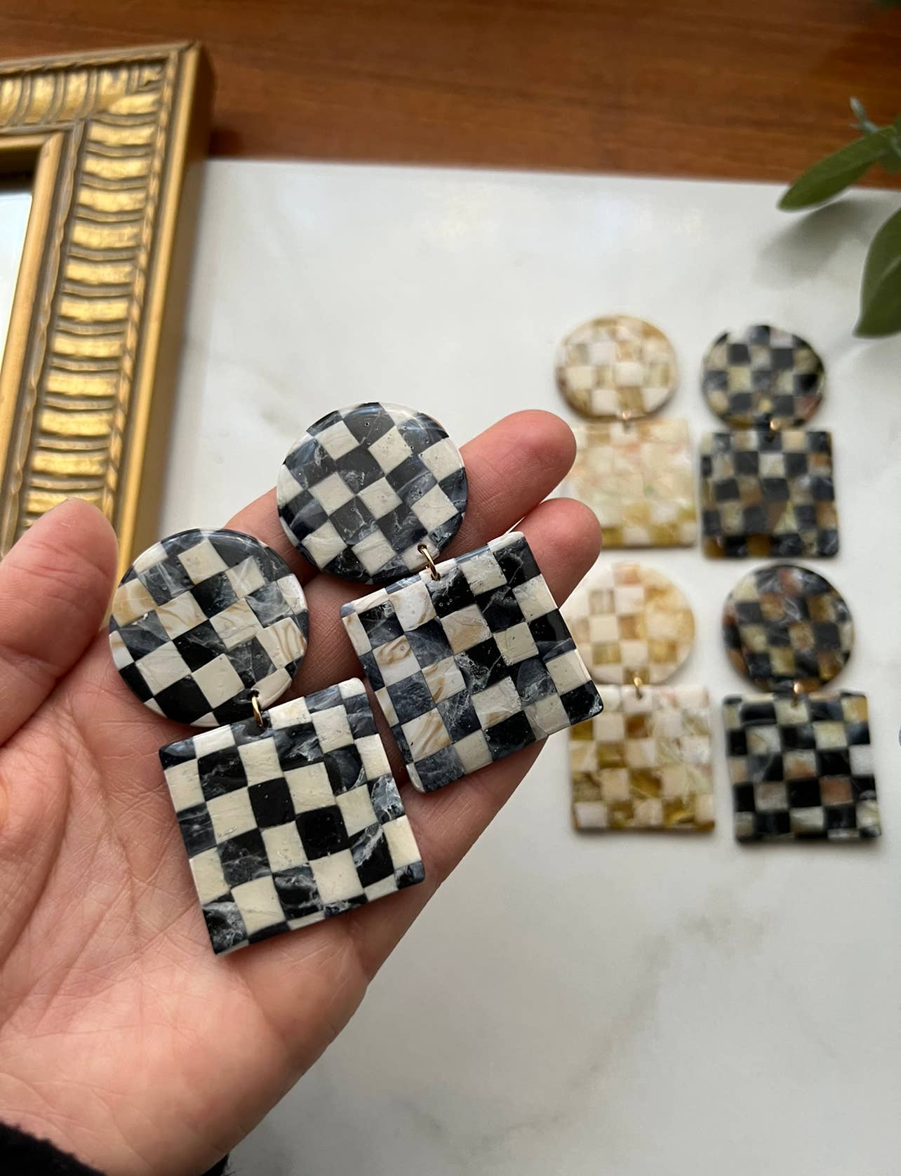 Frida Smallo Designs – Engroshandel Hængeøreringe og creoløreringe – Marmoreret ternet Polymer ler øreringe1