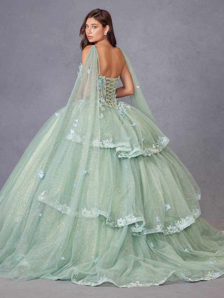 3D-JURK UIT HET QUINCEANERA-TIJDPERK MET MEERDERE BLOEMEN EN CAPEMOUWEN voor wholesale door Juliet