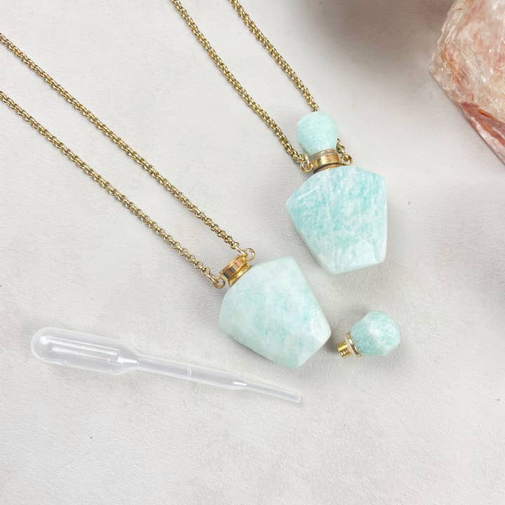 Ewelina Pas Jewelry – Großhandel Kette mit Anhänger/Charm – Halskette aus goldfarbenem Pentagon mit Amazonit-Flasche