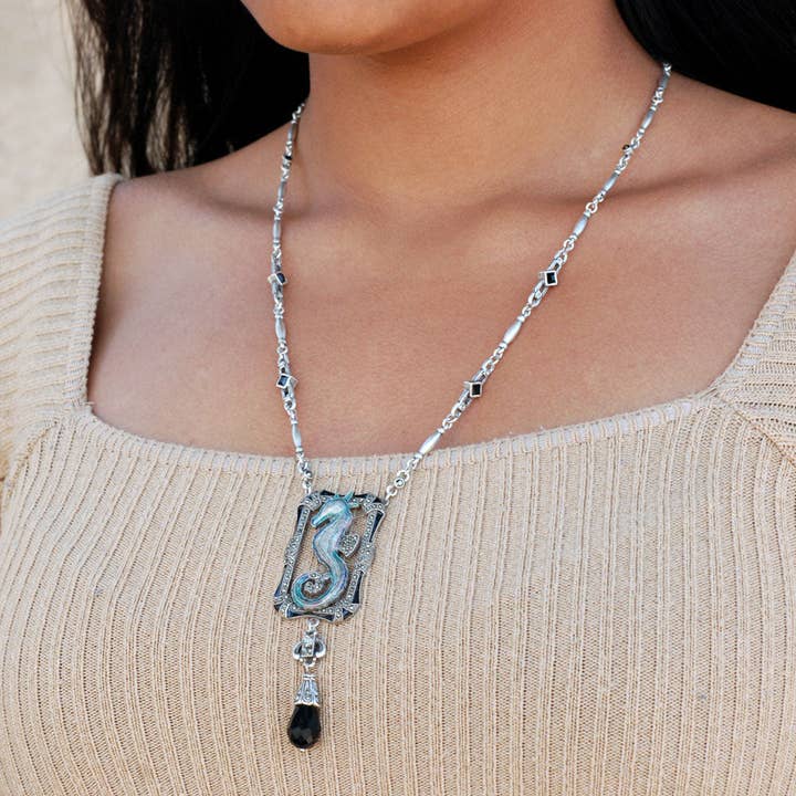 Art Deco Emaille Zeepaardje Markasiet Ketting N1293 voor wholesale door Sweet Romance Jewelry