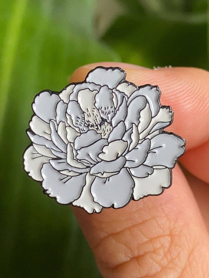 Broche en émail doux blanc pivoine pour la vente par Hype Pins