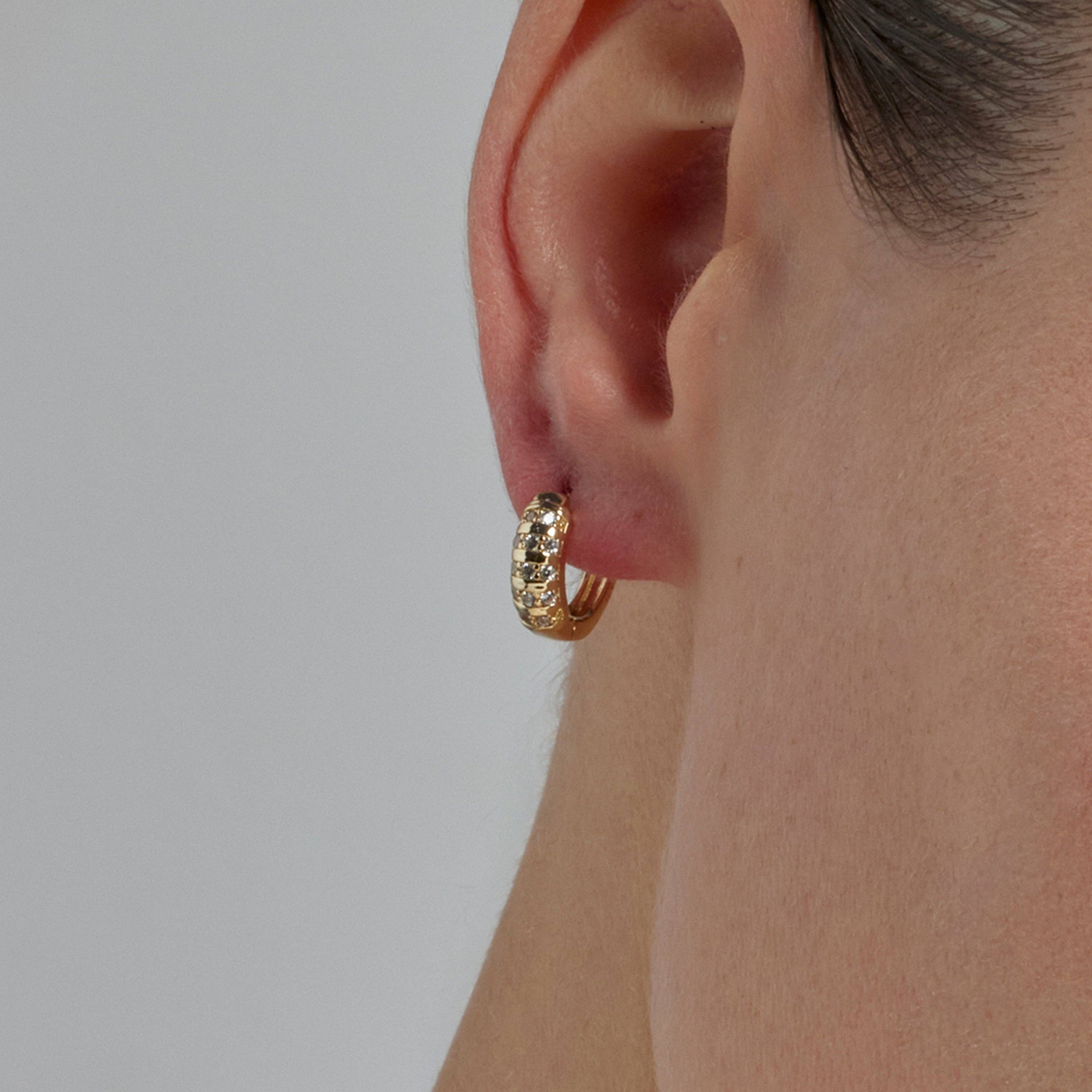 Luxenter - Wholesale Huggie Earrings - Pendientes de Circonita Brillante acabados en oro amarillo de 18K - Linbu4