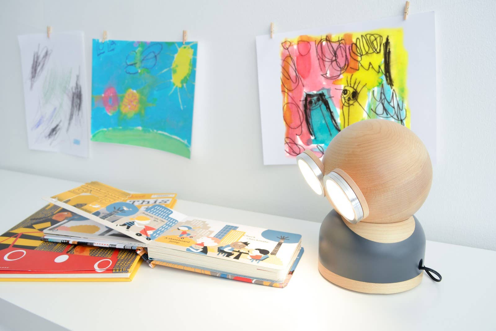 Curiosity Distribution – Großhandel Akzent-/Schreibtischleuchte – GoggleLamp Herr Watt - Lustige Holz-Tischlampe (blau)