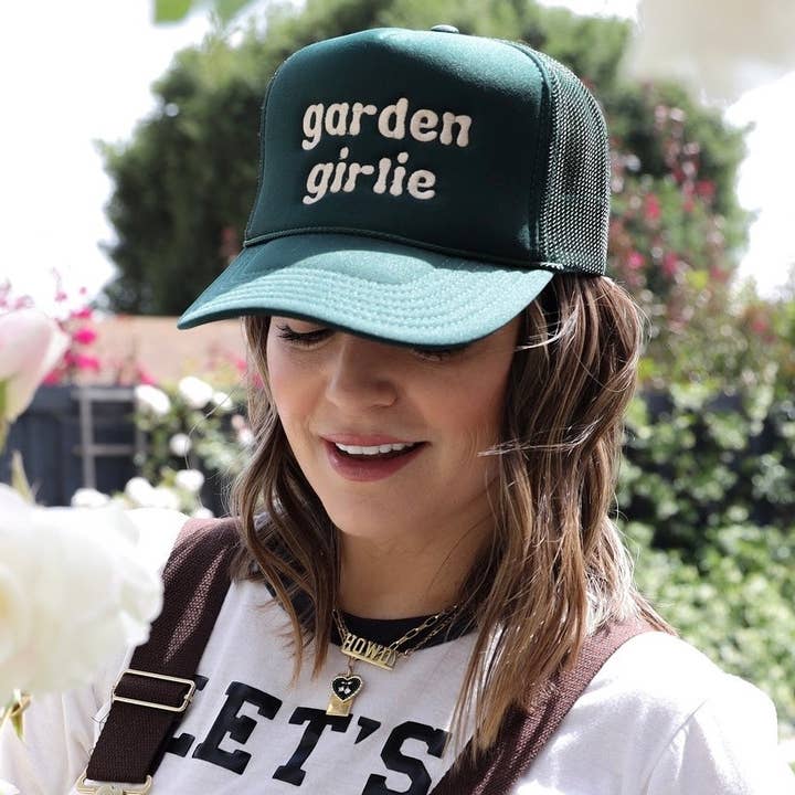 Casquette de camionneur Garden Girlie pour la vente par Not From Malibu