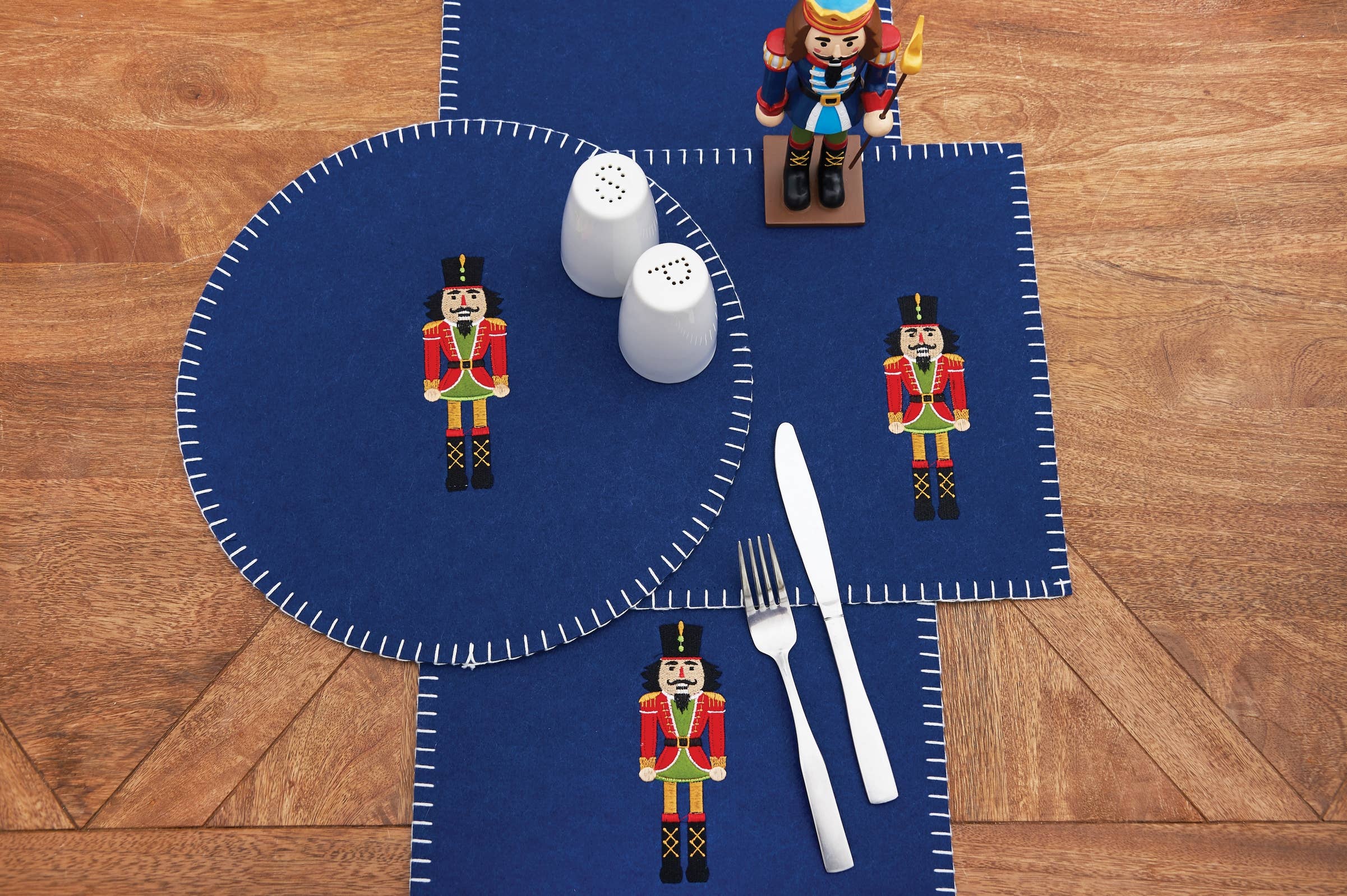 C&F Home - Vente Chemins de table - Chemin de table en feutre Casse-Noisettes de Noël1