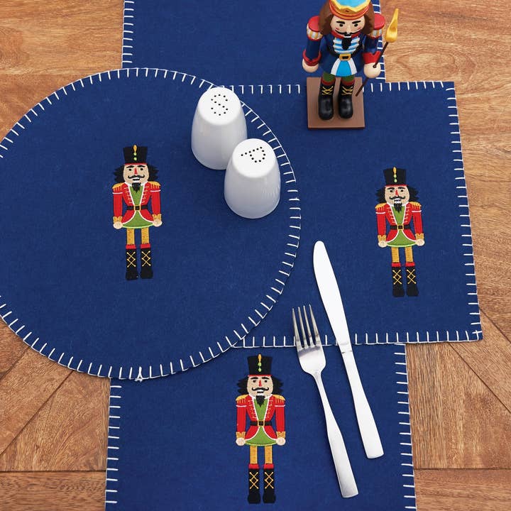 C&F Home - Vente Chemins de table - Chemin de table en feutre Casse-Noisettes de Noël1