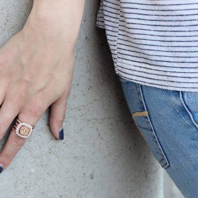 Bague en argent sterling empilable en forme de zircone cubique carrée avec deux bandes pour la vente par Atlanta Jewelers Supply