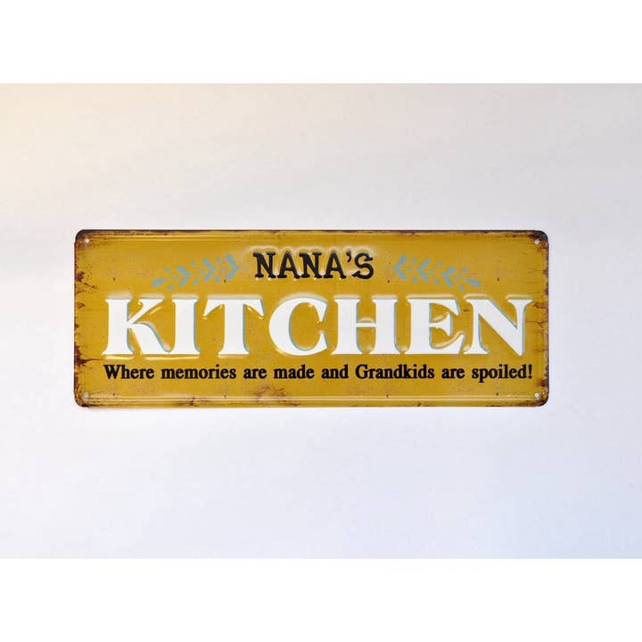 Targa in metallo 3D Nana's Kitchen - 40,6 x 15,2 cm per la vendita all'ingrosso da parte di inVintage