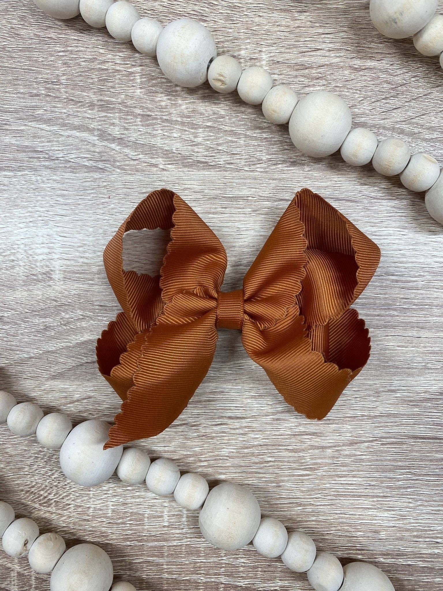 The Hair Bow Company - Vente Nœud pour cheveux – enfant - Nœuds festonnés classiques - Pince crocodile - 11,4 cm2
