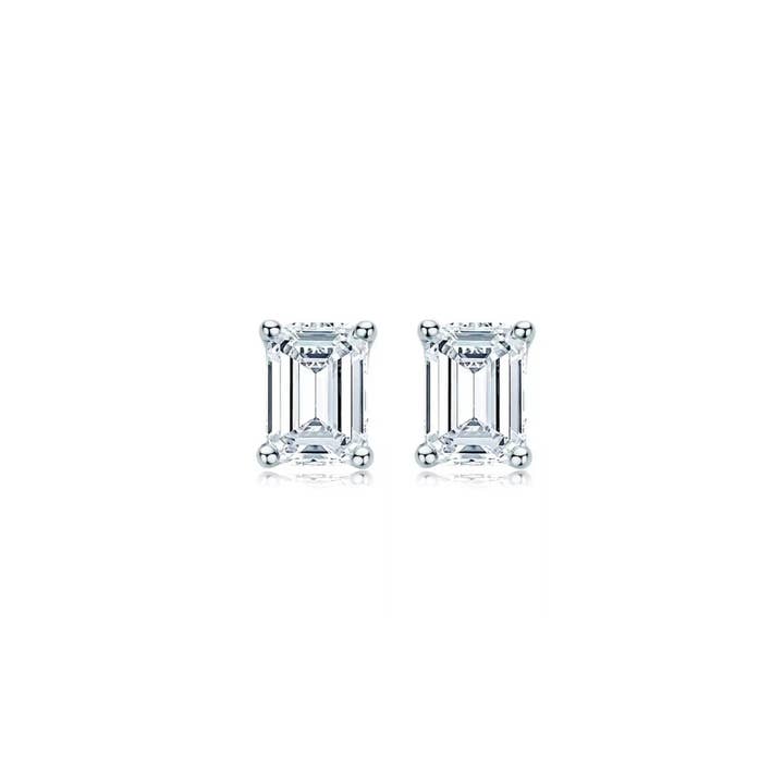 Boucles d'oreilles clous en moissanite taille émeraude de 1,0 ct au total pour la vente par Ring Deluxe Fine Jewelry