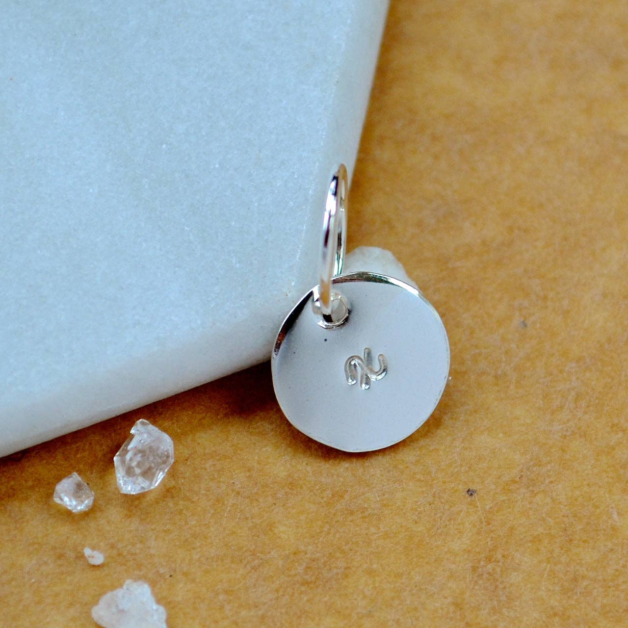 Foamy Wader - Venta al por mayor Abalorios/colgantes individuales - Set de abalorios con letra cursiva en minúscula, con letra cursiva, triple metal79