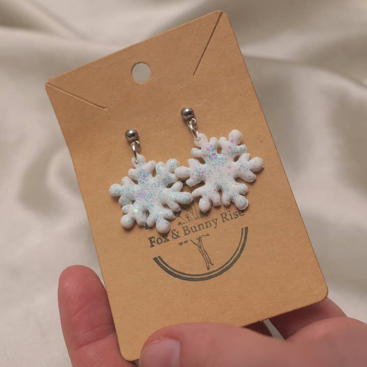 Glitzernde Schneeflocken mit silbernen Kugel-Pin-Hängeohrringen - Verschiedene Farben für den Großhandel von Fox and Bunny Rise