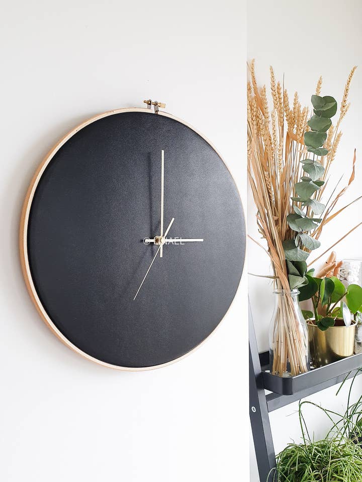 RELOJ DE PARED DE CUERO — TAMAÑO MEDIANO — NEGRO para venta al por mayor de Linael