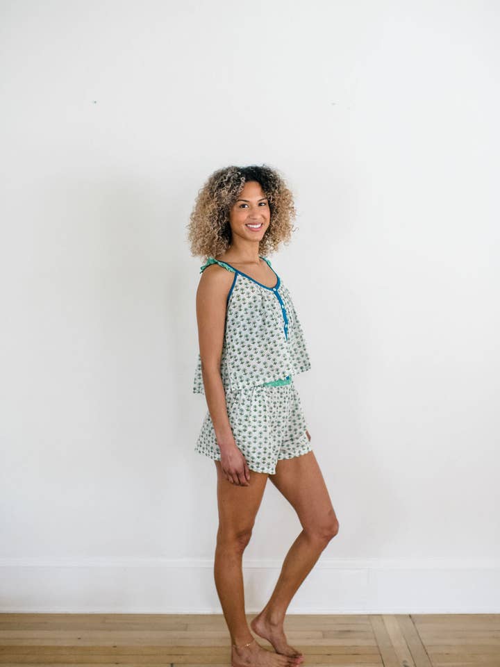 Débardeur de nuit Madi avec bretelles à volants pour la vente par SUNDARA